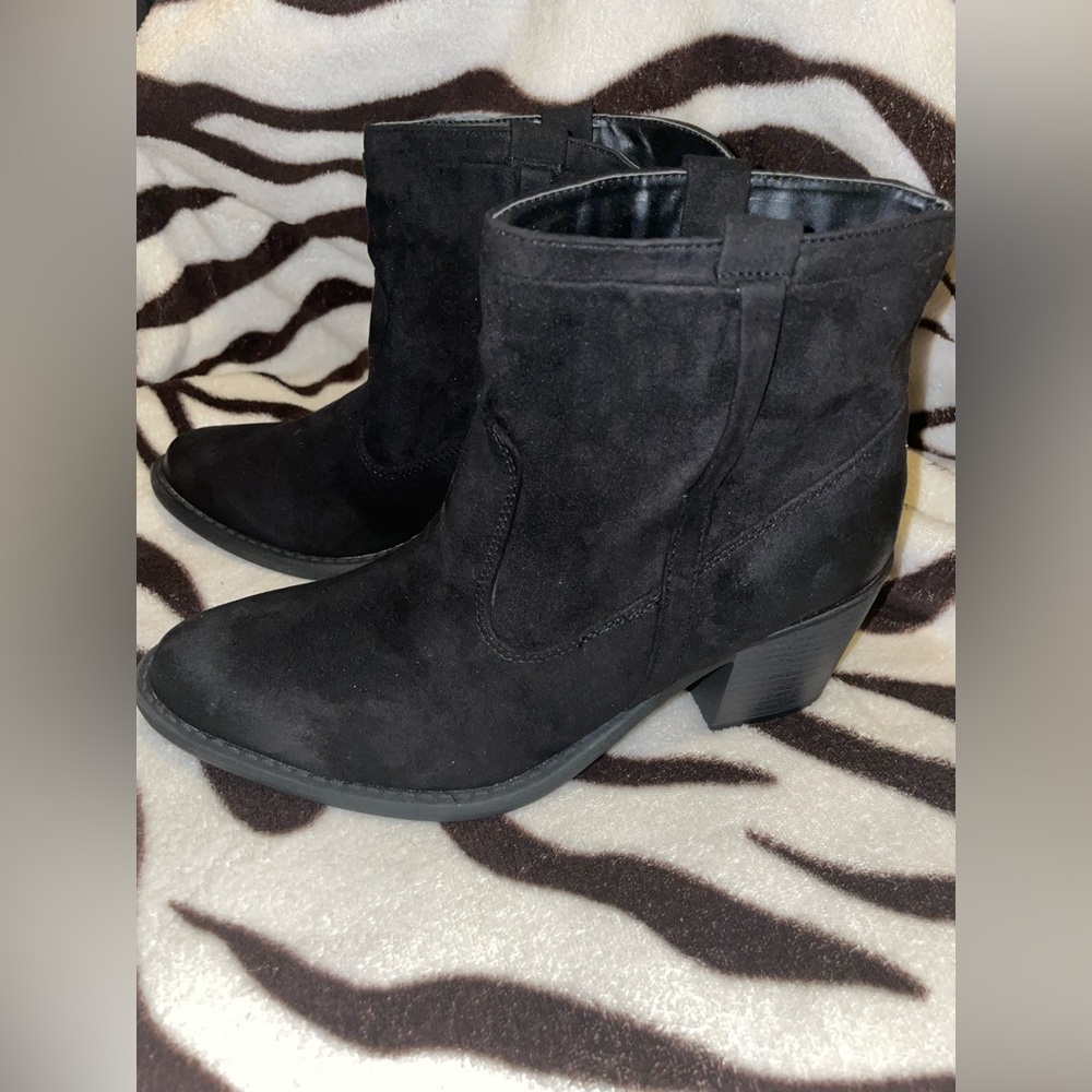 Quipid Oil Finish suede booties